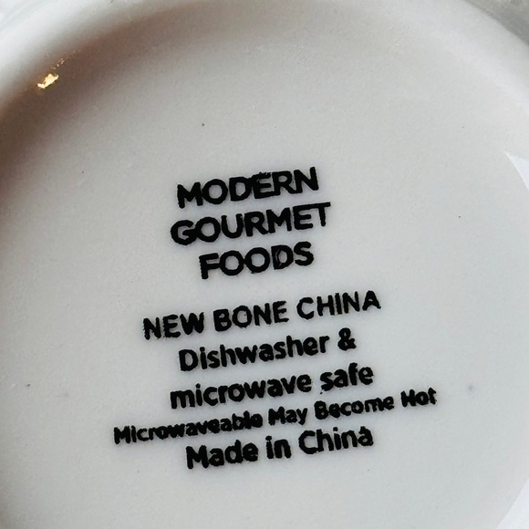 White Mugs Bone China Set of 2 NWOT Mugs Drinkware bar Modern Kitchen Whimsical - Picture 4 of 11